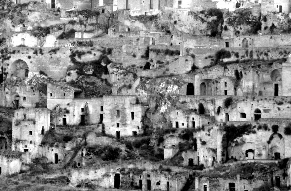 Architettura rupestre dei Sassi di Matera nel Medioevo, esempio di città costruita nella roccia e organizzata su più livelli