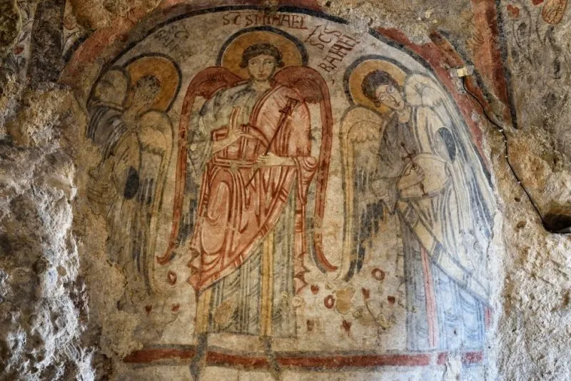 Affresco medievale nella Cripta del Peccato Originale a Matera, testimonianza dell’arte rupestre e delle origini storiche della città